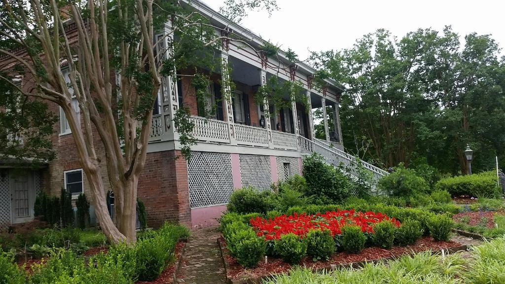 Corners Mansion Inn - A Bed And Breakfast ヴィックスバーグ エクステリア 写真