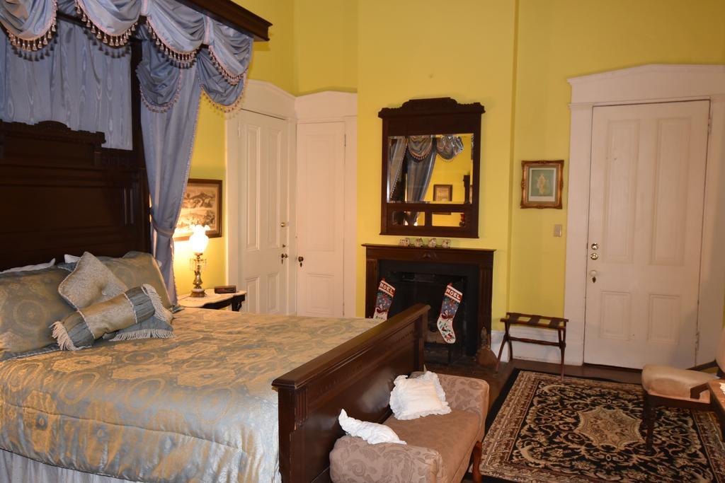 Corners Mansion Inn - A Bed And Breakfast ヴィックスバーグ エクステリア 写真