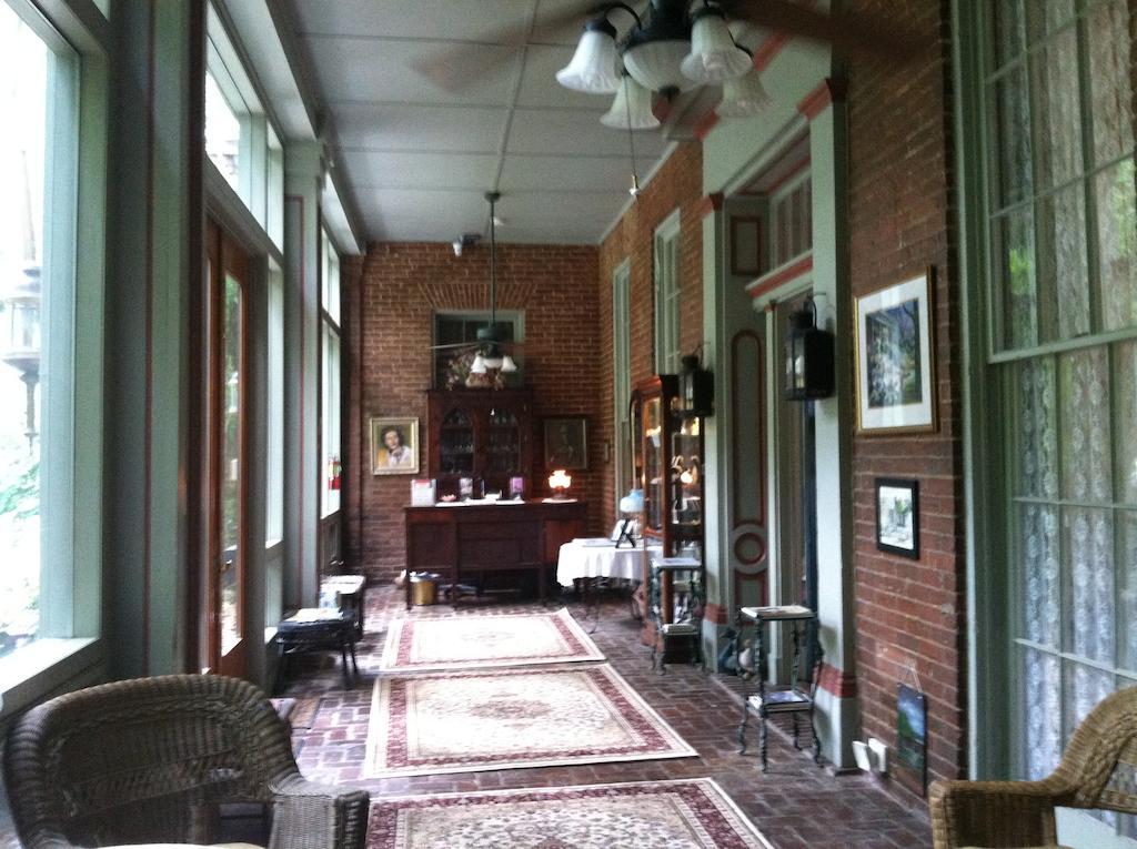 Corners Mansion Inn - A Bed And Breakfast ヴィックスバーグ エクステリア 写真