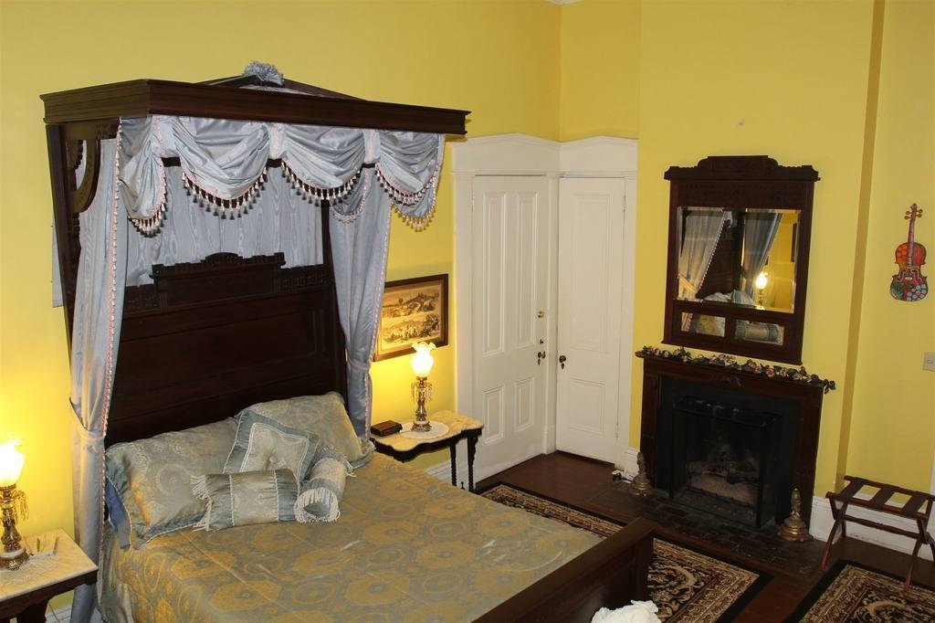 Corners Mansion Inn - A Bed And Breakfast ヴィックスバーグ エクステリア 写真