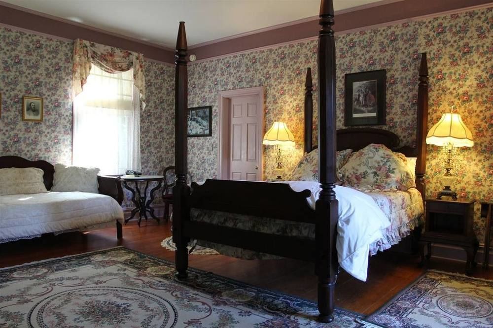 Corners Mansion Inn - A Bed And Breakfast ヴィックスバーグ エクステリア 写真