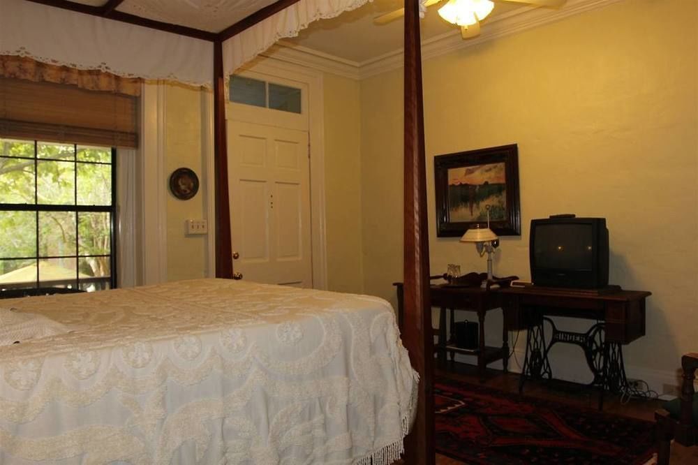 Corners Mansion Inn - A Bed And Breakfast ヴィックスバーグ エクステリア 写真